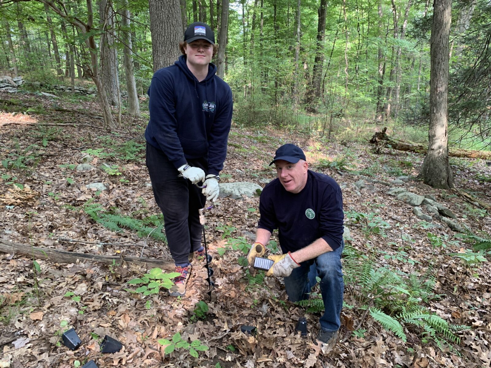 BLRK-Volunteers-OwenAndJohnPlanting-LRohleder-20220917